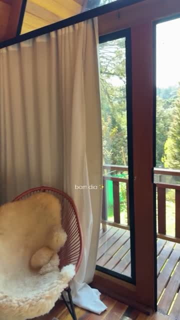 Story: varanda, vista da mata e cesta de café da manhã